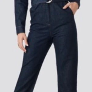 Jumpsuit i denim - Superfin jumpsuit i denim, säljer pga för liten. Nypris 659! Storlek 32! Inga större skavanker