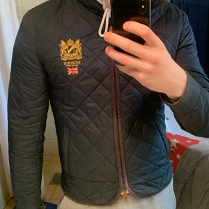 Morris jacka, strl M - Morris Jacka, storlek M. Fin jacka som jag inte längre använder, finns en söm som spruckit vilket är sydd lite halv taskigt. Annars inga större fel med jackan. Condition 7/10.