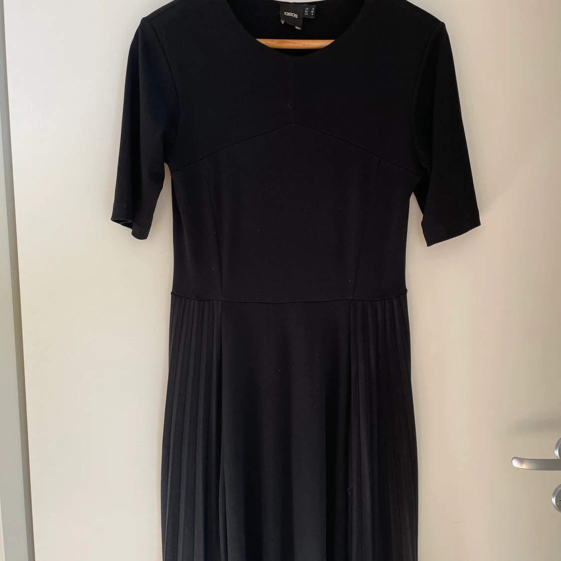 Svart klänning med plisserad detalj