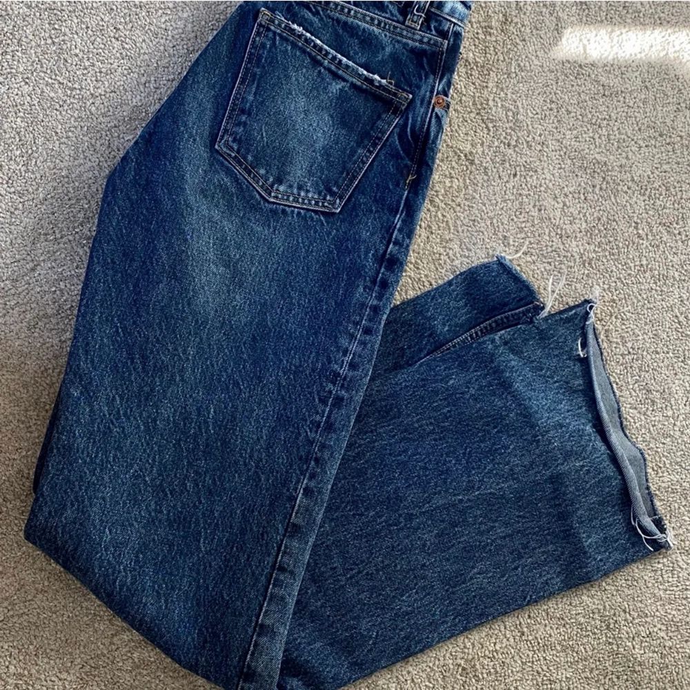 Jättefina och slutsålda jeans från Zara🤩. Använda endast ett fåtal gånger pga fel storlek.❗️ Längd 110cm/ innermått 83cm.❗️ ‼️vid snabb affär 250kr inklusive frakt‼️🤩. Jeans & Byxor.