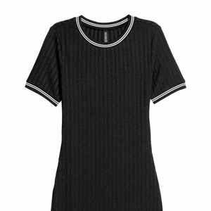 Svart klänning - Säljer min klänning från H&M som jag nästan aldrig har använt, fin svart tajt klänning i storlek S. Den går precis över knäna och är perfekt klänning till sommaren ☀️