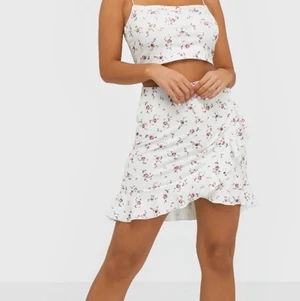 Nelly kjol - En somrig och härlig kjol från Nelly i storlek XXS. Säljer då den är för liten 🌸 Köptes för 299kr. Kjolen är i nyskick då den endast är använd en gång. 
