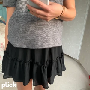 Svart volangkjol - Säljer en fin volangkjol, mycket bra Skick och använd fåtal gånger. Str S och säljer för 100 kr plus frakt. Kontakta mig om du är intresserad eller har någon fråga.💕💗