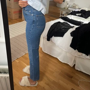 NAKD jeans - Jeans från NAKD, knappt använda. Höga i midjan 👖 Jag på bilden är ca 1.65 cm.