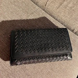 Väska - Liten flätad väska. Köpt second hand men aldrig använd av mig. Väskband medföljer ej