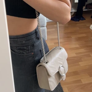 Handväska - Superfin beige väska i nyskick!! Bandet går att göra både långt och kort (bild 1 & 2).💞