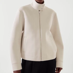 COS jacka! - Säljer denna COS jacka! Fick hem den precis och den har alla lappar kvar, vill kolla intresset. Den är helt slutsåld! Den är i storlek S och sitter jätte fint på mig som är s/m❤️❤️❤️Kom med bud! Och skriv för mer bilder privat❤️❤️❤️