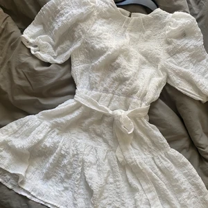 Studentklänning  - Min studentklänning från förra året. Använd en gång så i nyskick. Köpt för 499kr. Köparen står för frakten och priset kan självklart diskuteras.