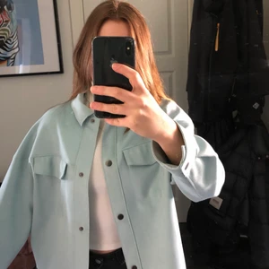 Tunn jacka från zara  - En jätte fin tunn sammetsliknande jacka i storlek S ifrån Zara! Säljer för att den aldrig kommit till användning! Nyskick!