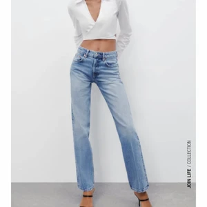 Zara jeans - Säljer ett par jätte snygga mid rise jeans från zara,då de var för stora!👌👌 passar till allt och väldigt bra i längden!! Säljer för 200kr❤️❤️