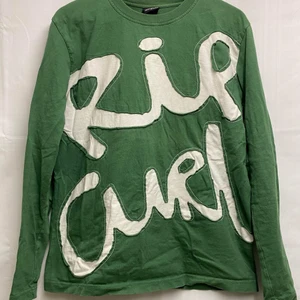 Rip curl tröja - Långärmad rip curl tröja, otroligt cool men har aldrig blivit så att jag använt den riktigt. Står ingen storlek men skulle säga S/M (obs frakt ingår inte i priset)