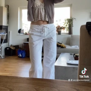 Linnebyxor  - Lägger nu upp en ny annons för dessa superfina linnebyxor. Säljer då jag råkade beställa tre i samma storlek och inte längre kan skicka tillbaka💗 har alltså två par i storlek 36. Bara att skriva om ni har frågor eller är intresserade!🥰 (säljer endast för bra bud) säljer direkt för 350+frakt💕 Alla bilder e mina!  ETT PAR ÄR SÅLDA!
