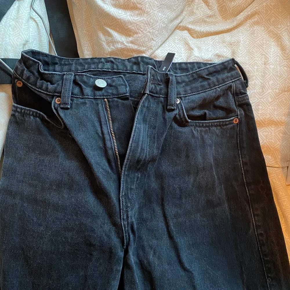 Jeans från weekday i modellen row färgen echo black 🖤 sjukt snygga! Använda sparsamt ❣️. Jeans & Byxor.
