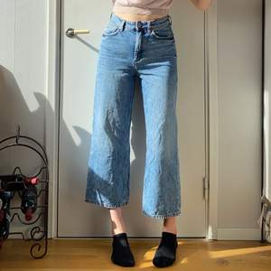Fina 3/4 jeans från Monki, köpta 2019 för 400kr, bara använt fåtal gånger. Supersköna till sommaren! Köparen står för ev. frakt 💞