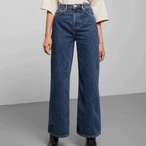 Weekday ace ohio blue - Skitsnygga baggy/wide jeans från Weekday. Myyycket längre än på modellen då mina är längd 34. 33 i bredd/midja. Så de är passande på 42-44-46