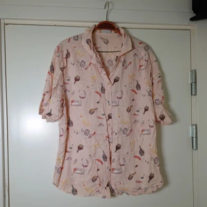 Vintageskjorta - Tunn vintageskjorta/blus i ljus rosa. Är som en L 🌱