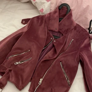 Jack 34 - Jag säljer jacka stolek 34. Jag använd den fåtal gånger. Den superfint sicka: jag använder inte den läge. Frakt står köper för själv. Vår jacka. 