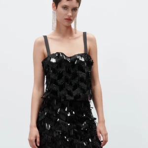 Zara Topp - Säljer nu denna fest toppen från Zara! Använd endast vid ett tillfälle⚡️ storlek xs💖 Finns ej att köpa längre. Köparen står för frakt💛 skriv privat för fler bilder/bilder på🤩