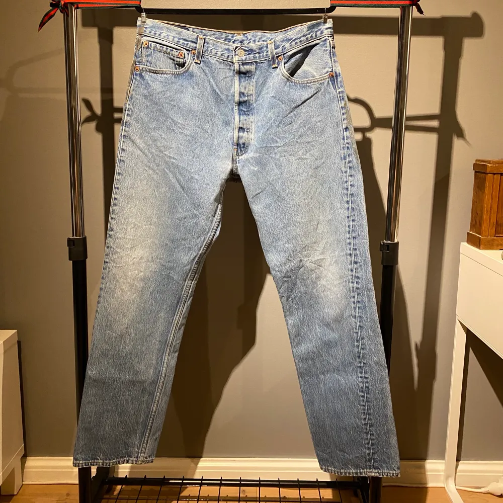 Levis 501 vintage 36/32 Cond 9/10 400kr  Fitpic: bild 3 Jag är 177cm lång och bär storlek 34/33 i färgen ”Canyon Kings - Blue” med ett bälte runt midjan.. Jeans & Byxor.