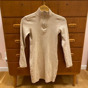 Långärmad klänning strl 36 - Jättefin klänning jag bara använt en gång på nyår. Långärmad och ganska tjockt tyg med dragkedja framtill.