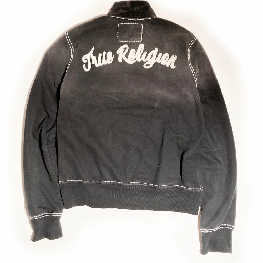 True religion zip-up i storlek Medium, extremt bra skick, väldigt bra kvalitet på tröjan med tjockt tyg. Säljer då den ej kommer till användning längre . Hoodies.