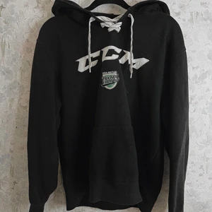 Supersnygg hoodie - Hoodie från CCM! Storlek M! Går lätt att ta ut och i banden om man skulle vilja det! 🌵