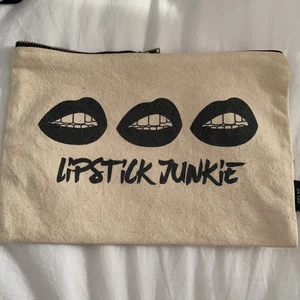 Necessär  - Necessär från Therese Lindgrens gamla märke hooked on you, ingen användning för den längre då jag har för mkt smink numera så den ligger bara o skräpar i mina lådor.