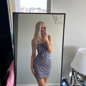 Tajt klänning - Tajt klänning med mönster 