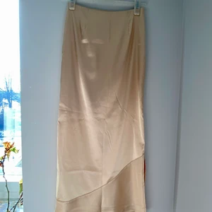 Sidenkjol - En jättesöt sidenkjol som jag köpt secondhand men själv aldrig använt. Går ner till anklarna 🌞 