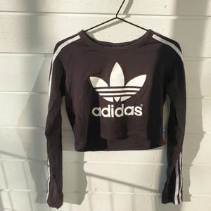 Adidas Crop-Top Strl 40 - Säljer en crop-top från Adidas i svart som tyvärr bara har kunnat användas ett fåtal gånger så den söker ett nytt hem! Toppen är så gott som ny 🥰