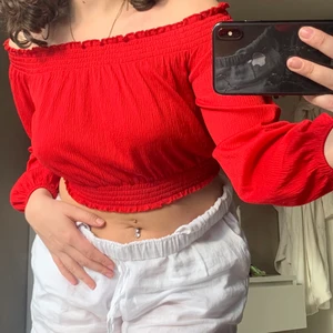 Röd offshoulder - Röd off shoulder som är helt oanvänd då jag inte tycker den passar på mig🥺 underbar färg som passar perfekt till sommaren😊