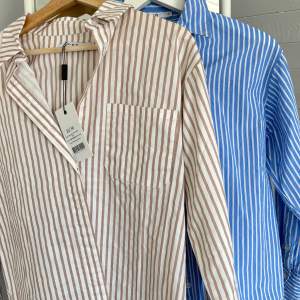 Två stycken oversized skjortor i stl 34 från NAKD❤️❤️❤️ aldrig använda, ena skjortan har lappen kvar. 