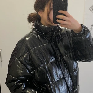 vinyljacka - kär jacka från zara som nu behöver nytt hem💗 möts upp i stockholm!