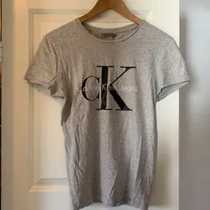 Säljer min gråa CalvinKlein t-shirt i storlek S. Köparen står för frakten 