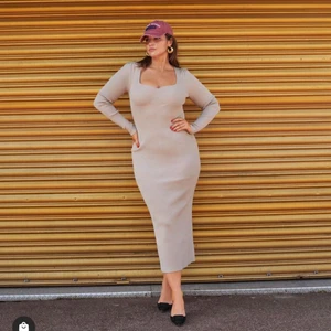 Adoore roma dress - Adoore beige roma dress. Använd 1 gång men syns inte, är som ny! Drömmig! 