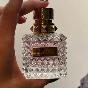 Valentino Donna EdP - Valentino Donna parfym. Luktar supergott men jag har tyvärr för många parfymer :( Endast testad så ca 4/5 kvar (typ hela)! Storleken är 50 ml. Nypris 1000kr.