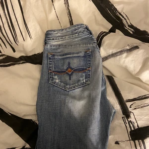 Jeans - Lågmidjade jeans från LTB. Jättesnygga och tredniga just nu. Storlek W26L32