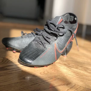 Nike Mercurial Vapor 13 Elite FG Black X - Tjena! Säljer mina Nike mercurial vapor 13 elite. Fint skick. Storlek 40,5. Kan mötas upp i Stockholm helst i Bromma. 