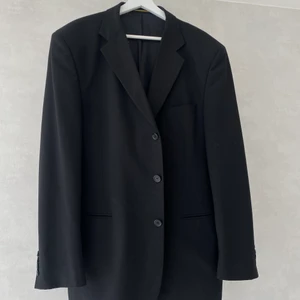 Kavaj - Fin kavaj i mycket bra skick. Säljs då den ej kommer till användning. 