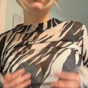 Mesh topp mönster  - Från Lindex en skitsnygg mesh-topp med långa ärmar! Passar S-L då den är stretchig.