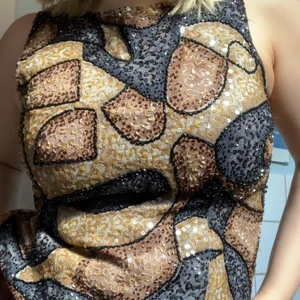 Glittrig 2000-tal topp - Så jävla snygg topp fyndat secondhand men från Indiska. Har dragkedja i sidan för att knäppa men är snyggt att ha öppen också. Glittrar verkligen med alla paljetter. Är ganska stum i tyget så passar S-L, men kan vara tajt på större figurer. 💛🧡