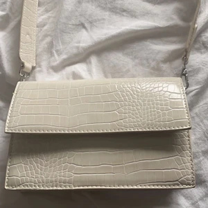 Väska  - Säljer min helt nya väska andvänd en gång då den inte kommer till andvändning💕