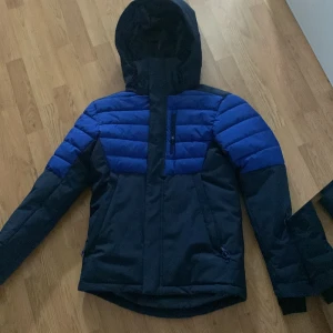 Mckinley blå  vinterjacka str xs - En blå Mckinley vinterjacka str xs andvänd max 2 gånger bra skick köpt från intersport passar även  folk som har str XS-M säljer för 500kr priset kan diskuteras !