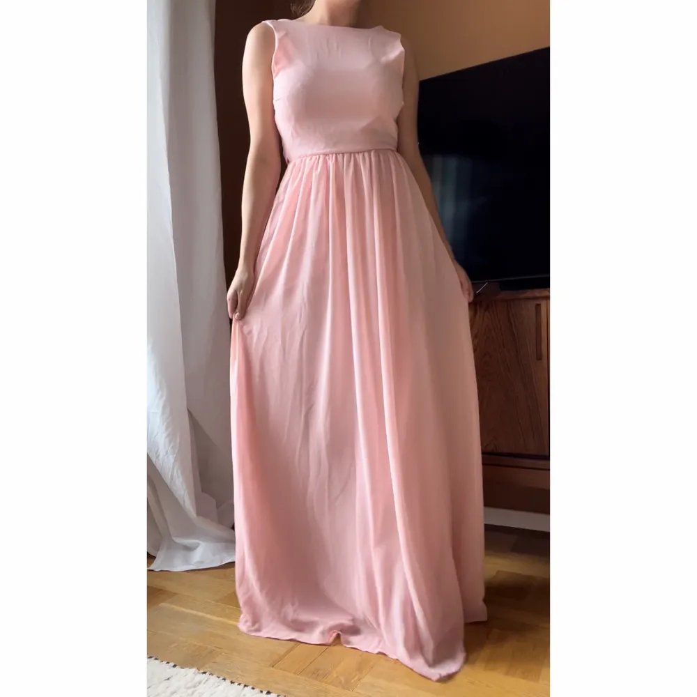 Långklänning från Asos i ljustosa chiffon! Perfekt för en somrig fest, bröllop eller bal.  Använd en gång.  Nypris 749 kr.  Storlek: EU 38, UK 10, S/M Jag kan mötas upp i Uppsala, annars står du för frakt ✌️💕. Klänningar.