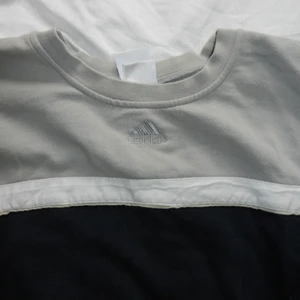 Adidas sweatshirt  - Super snygg adidas tröja köpt på humana, den har någon liten fläck som tyvärr inte går bort (se bild 3). Står ingen storlek men skulle gissa M. Skriv för frågor eller fler bilder🐘