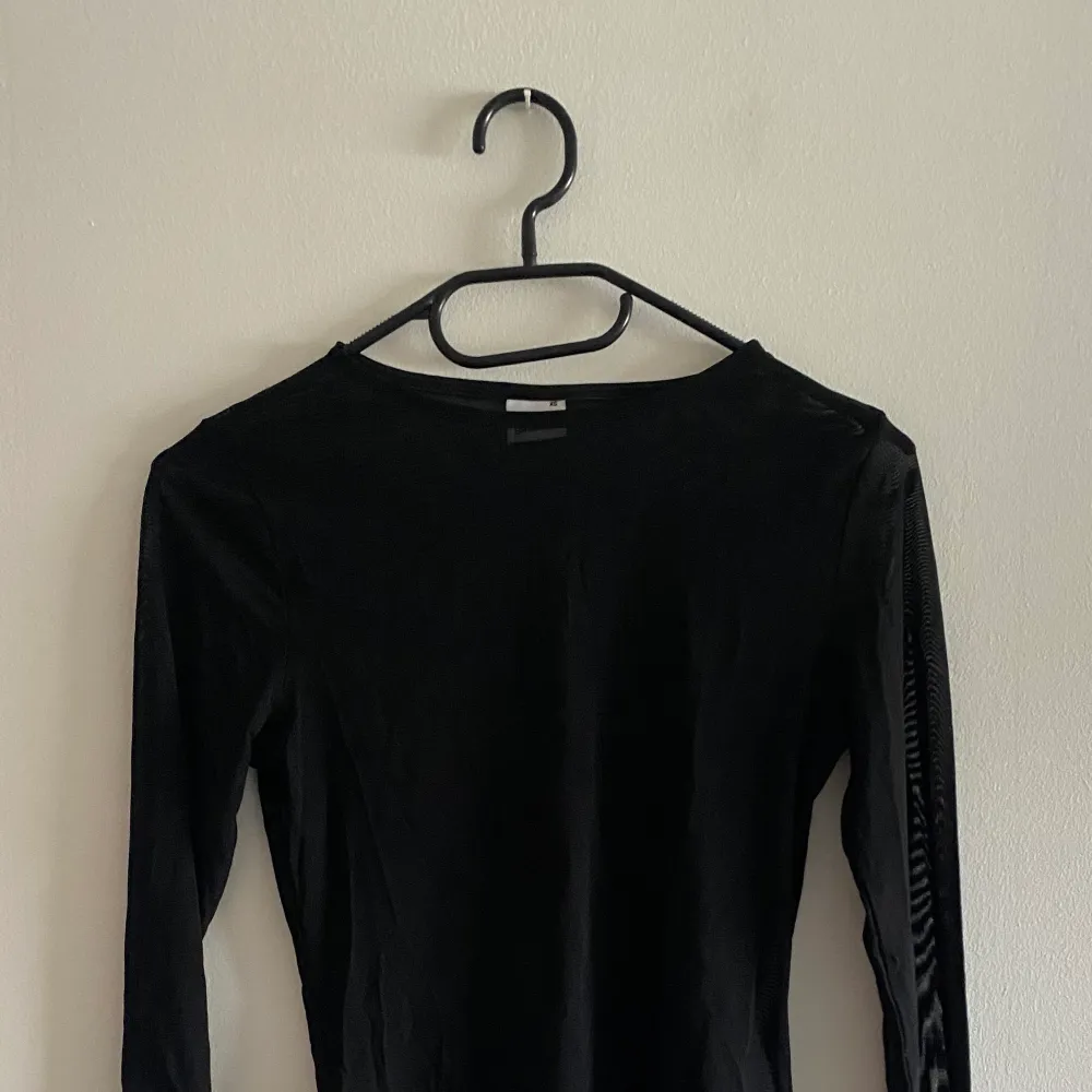 Säljer denna fina svarta tröjan som är från Ginatricot.. Tröjor & Koftor.