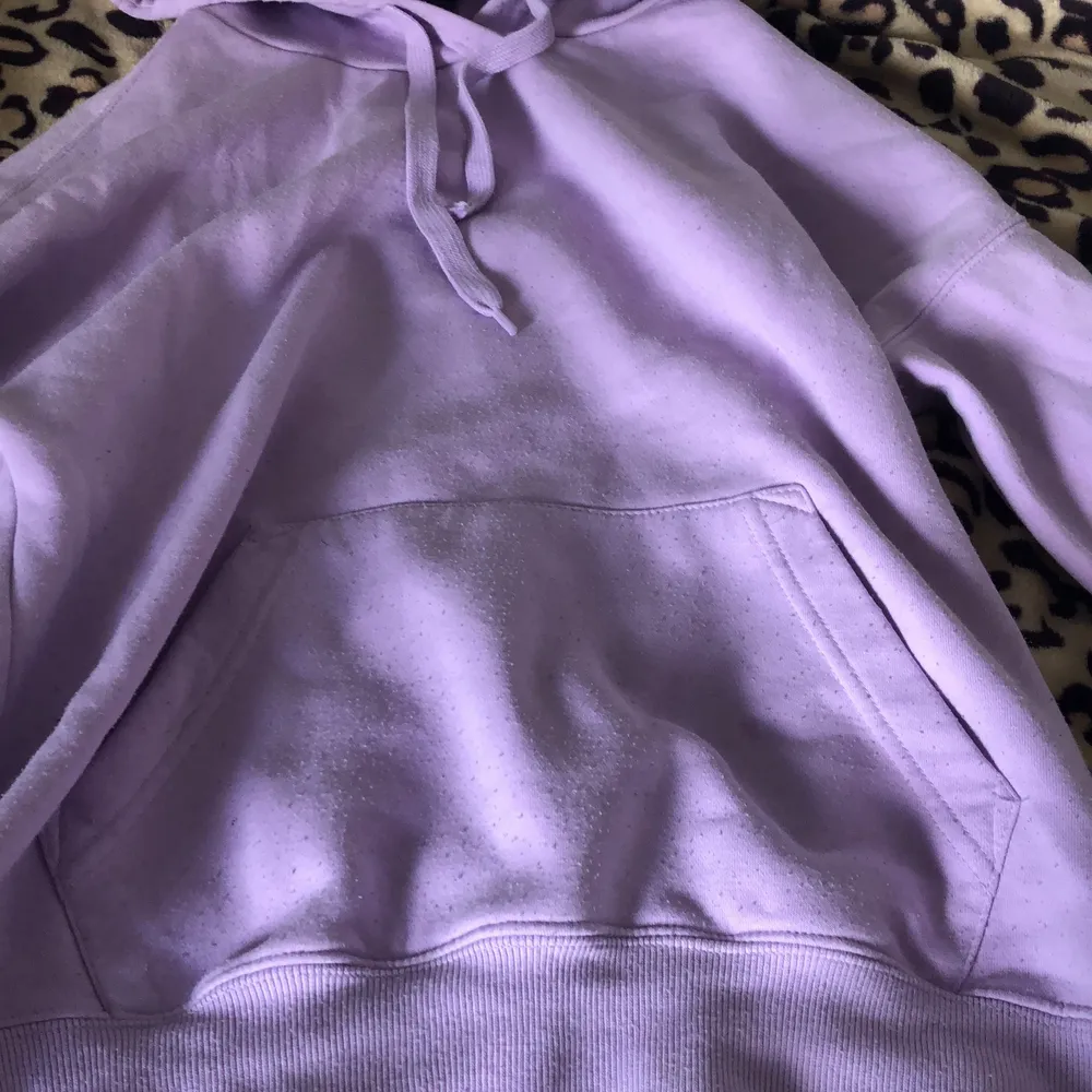 Säljer denna snygga lila hoodien som är för stor, den är overzized. Kontakta om du är intresserad. Köpare står för frakt 💜 . Hoodies.