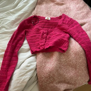 Stickad tröja från NA-KD - En stickad rosa tröja från NA-KD inte använd någon gång storleken är S den är croppad 90kr + frakt som kan delas på