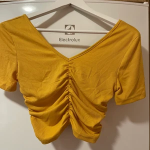 T-shirt  - Använd ett fåtal gånger så är fortfarande i nyskick 🌸 storlek XS, är lite mer croppad 