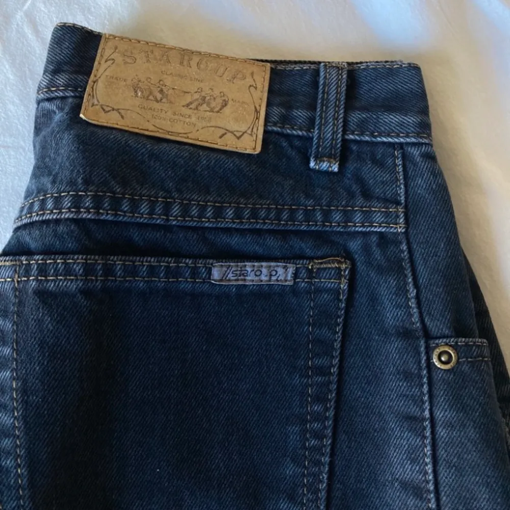 Fina svarta högmidjade jeans. Från märket Staroup och skulle säga att de är från någon gång på 90-talet. Väldigt fina och sköna🖤 bara att skriva om man har någon fråga :). Jeans & Byxor.